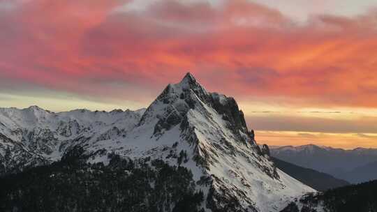 航拍雪山