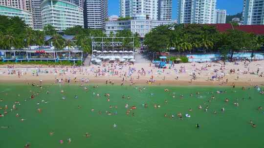 海南省三亚市大东海旅游区沙滩海岸线游客