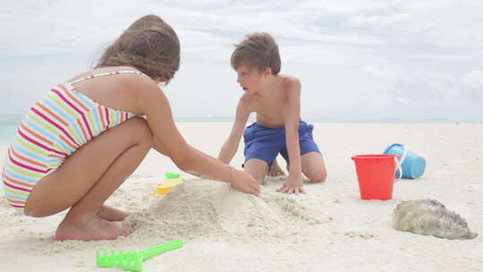 两个孩子玩沙子玩具