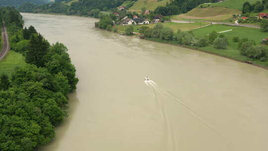 空中跟随：充气艇在斯洛文尼亚穆塔德拉瓦河巡航