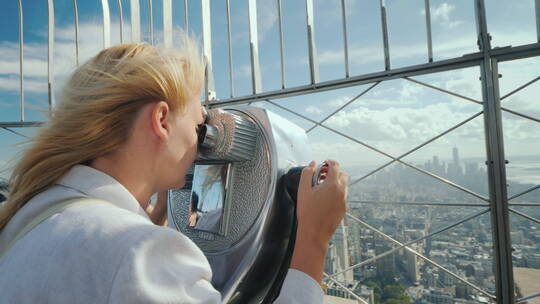 女人透过双筒望远镜看纽约全景 视频素材模板下载