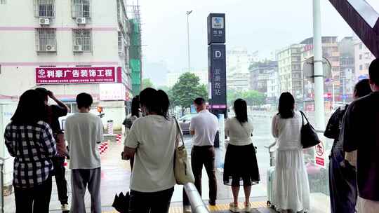 市民下雨躲雨