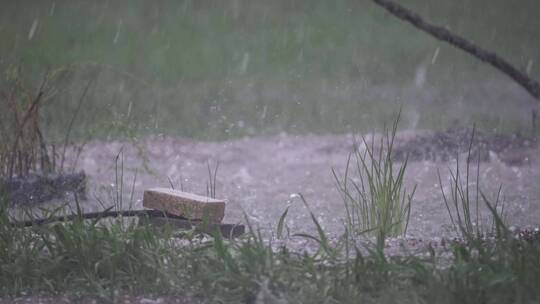 大雨冰雹掉落地面溅起水花慢镜头