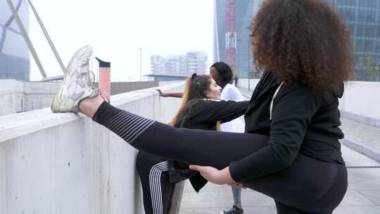 运动女性在桥上伸展身体