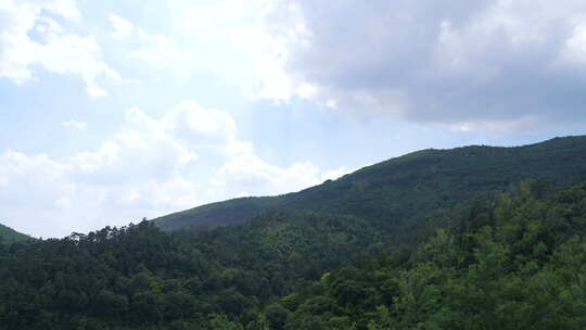 从昆明虚宁寺远观长虫山