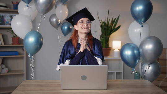 女性在网上毕业典礼视频素材模板下载