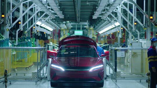 新能源汽车 生产制造 红色轿车外壳组装过程