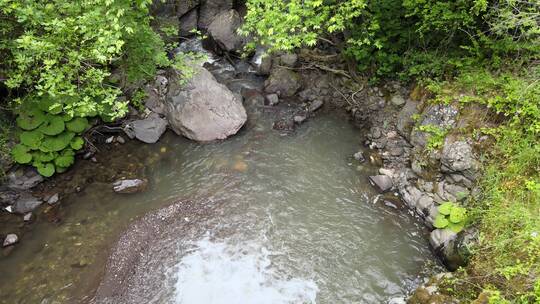 航拍山涧水流