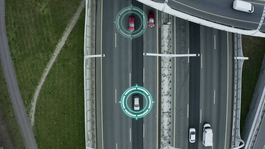 在城市立交桥上行驶的自动驾驶汽车