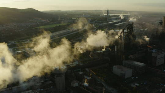 塔尔博特港钢铁制造厂排放的烟雾视频素材模板下载
