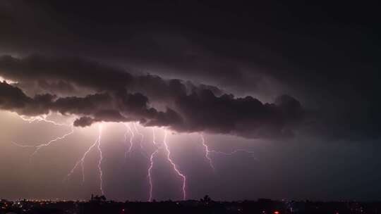 傍晚乌云雷鸣闪电狂风暴雨视频素材模板下载