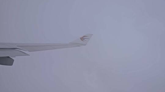 云层上空飞机机翼视频素材模板下载