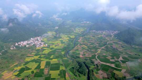 秋天的早晨桂林喀斯特地貌山间的村庄和稻田