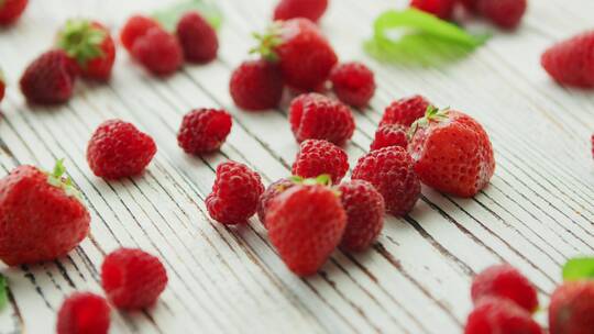 桌上的树莓和草莓