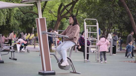 公园里骑动感单车的女孩健身