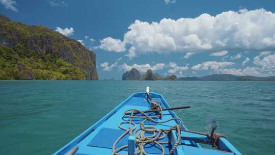 船接近菲律宾巴拉望的厄尔尼多热带岛屿。石灰岩山脉和蓝色