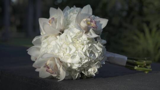 带白色花朵的新娘花束