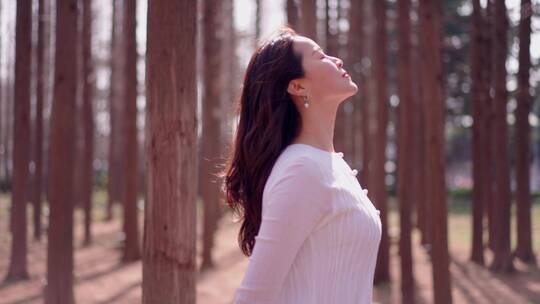 美女森林深呼吸-感受自然-瑜珈冥想