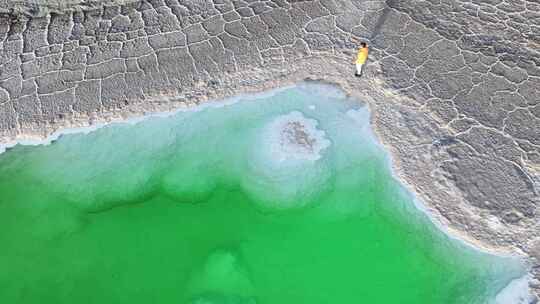 青海海西大柴旦翡翠湖沙滩人物航拍视频