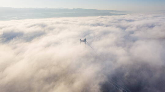 云雾中的龙江大桥