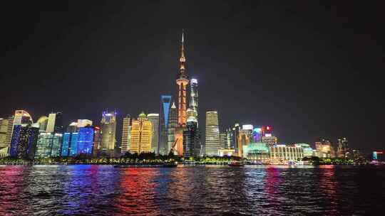 上海外滩黄浦江东方明珠建筑夜景运输船只
