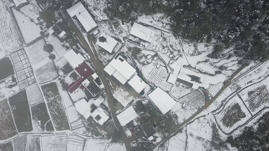 航拍山村雪景