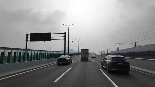 城市马路沿途风景开车第一视角道路公路视频