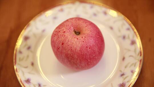盘子里放一颗苹果