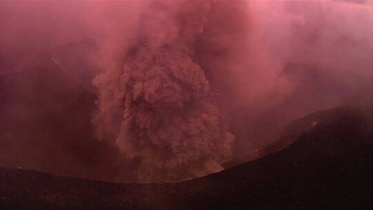 火山爆发冒出滚滚白烟