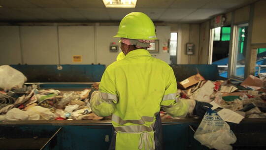 工人们在回收中心分类垃圾