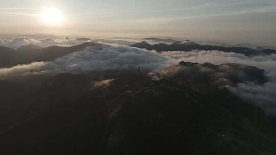 信宜大田顶日出航拍，高山云海