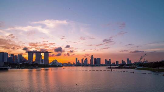 夕阳下的新加坡滨海湾