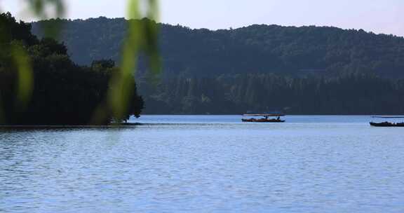 杭州西湖夏天微风手划游船风光