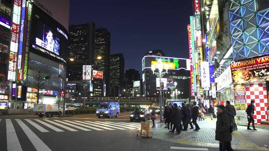 夜晚东京市区的交通