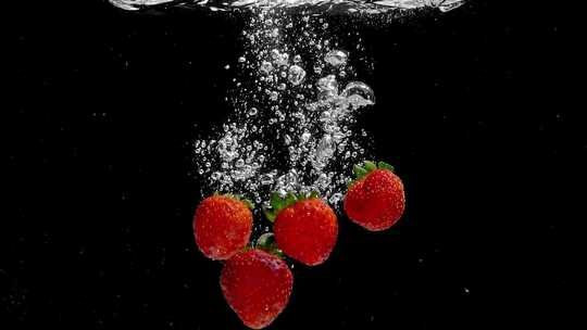 跳水的草莓