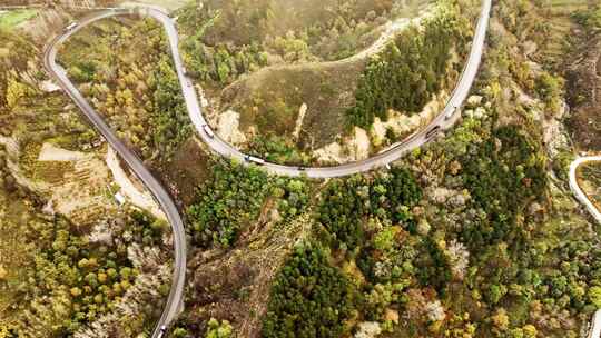 大山上的盘山公路汽车运输