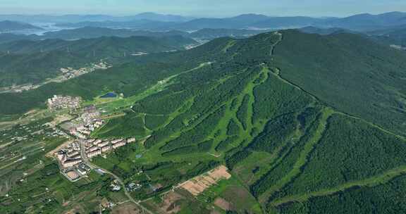 吉林松花湖滑雪场夏季大青山鸟瞰全景