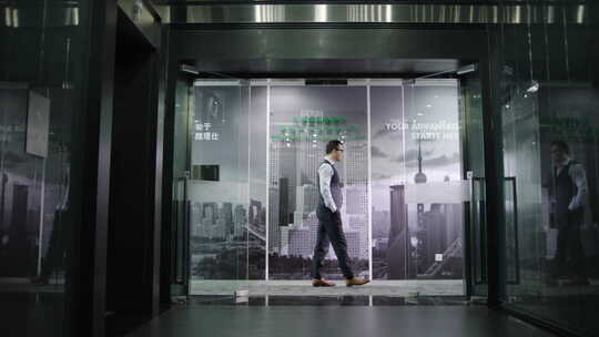 现代城市商业建筑男人身影脚步