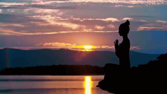 夕阳下瑜伽冥想锻炼视频素材模板下载