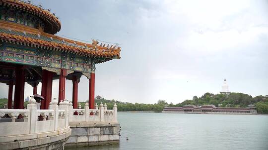 阴云密布的北京北海公园五龙亭景区