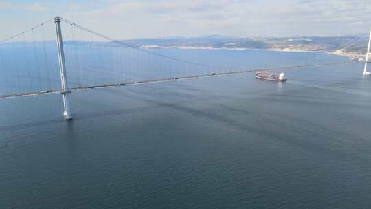 土耳其奥斯曼加齐大桥和货船
