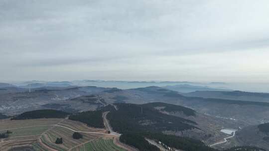 山峦起伏间的乡村田野景象