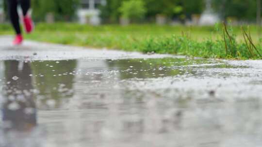 下雨天跑步的步伐特写