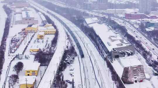 雪天环境下火车在轨道上行驶