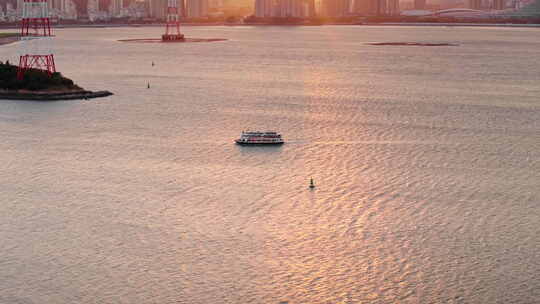 厦门游轮轮船驶过城市海沧海上日落海湾公园