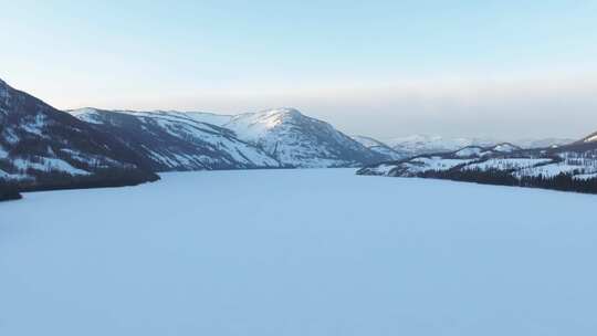 航拍新疆冬季喀纳斯湖雪景雪山森林冰河寒冷