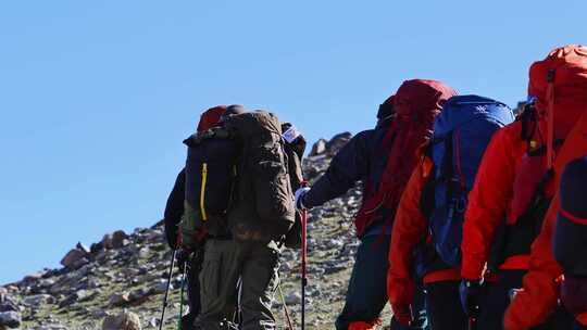 攀登新疆帕米尔高原慕士塔格峰雪山的登山队