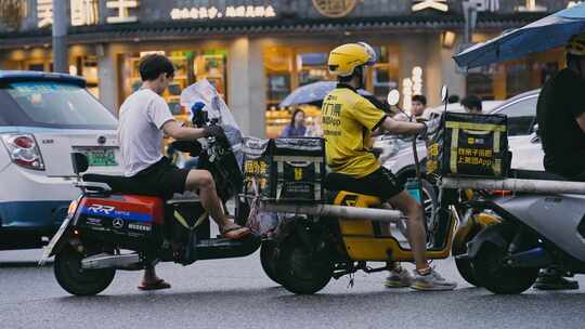 升格雨天的外卖小哥