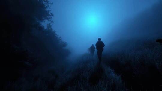 夜色中士兵雾中行进