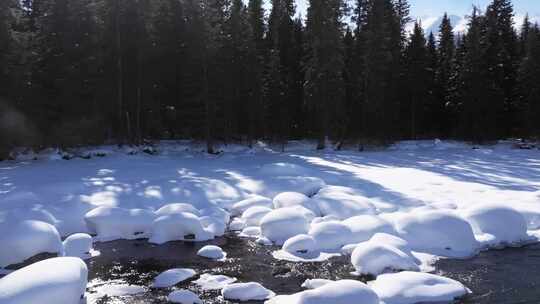 航拍新疆冬季喀纳斯河流晨雾雪山森林雪景